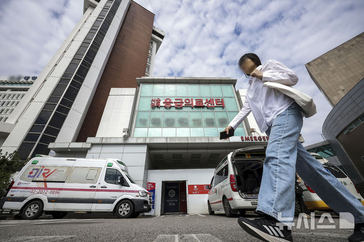 [서울=뉴시스] 정병혁 기자 = 서울의 한 대학병원 응급의료센터 앞에서 시민들이 이동하고 있다. 2024.09.25. jhope@newsis.com