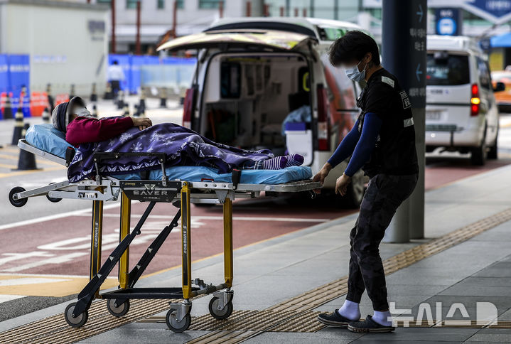 [서울=뉴시스] 정병혁 기자 = 지난해 9월 25일 서울의 한 대학병원 앞에서 환자들이 이송되는 모습. 2024.09.25. jhope@newsis.com