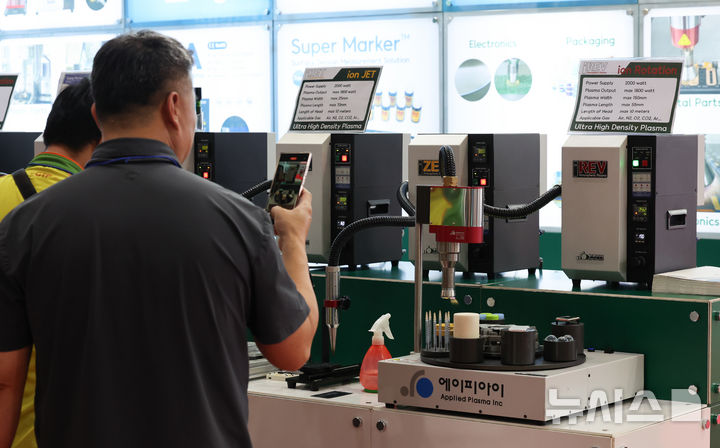 [고양=뉴시스] 김근수 기자 = 25일 경기 고양 킨텍스에서 열린 이차전지 소재·부품 및 장비전에서 관람객이 제품을 살펴보고 있다. 2024.09.25. ks@newsis.com