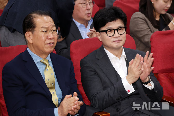 [서울=뉴시스] 조성우 기자 = 한동훈(오른쪽) 국민의힘 대표가 지난달 9월25일 오후 서울 여의도 국회 의원회관에서 열린 북한 그리고 통일 포럼 제2차 세미나에서 박수치고 있다. 왼쪽은 권영세 의원. 2024.09.25. xconfind@newsis.com