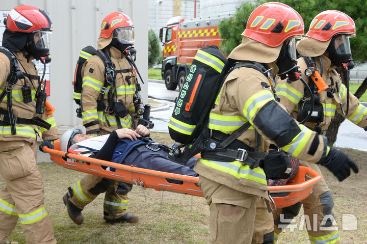 [울산=뉴시스] 배병수 기자 = 25일 울산 울주군 새울원자력본부에서 열린 2024 READY Korea 3차 훈련에서 소방대원들이 부상자 이송훈련을 실시하고 있다. 2024.09.25. bbs@newsis.com