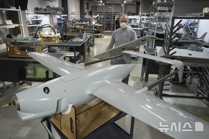 [키이우=AP/뉴시스] 지난해 9월 우크라이나 키이우의 스키예톤 드론 공장에서 한 작업자가 레이버드 장거리 정찰 드론을 조립하고 있다. (사진=뉴시스DB)