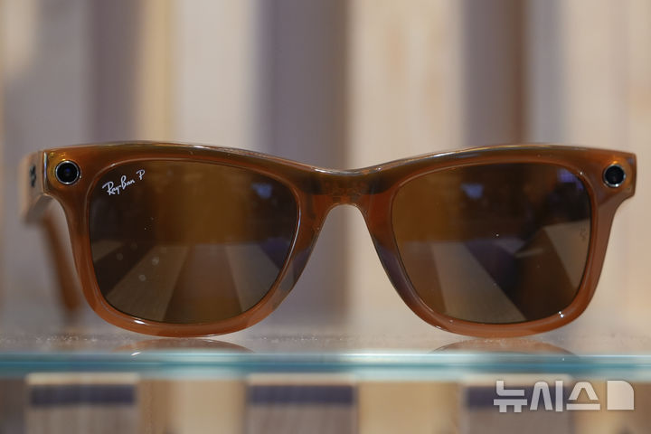 [멘로파크=AP/뉴시스] 메타(Meta)가 안경 브랜드 레이밴과 협업해 출시한 '레이밴 메타' 스마트 글래스. 기사 이해를 돕기 위한 사진. 2026.04.05.