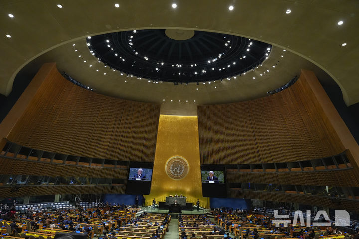 [유엔본부=AP/뉴시스]마무드 압바스 팔레스타인 자치기구 대표가 2024년 9월26일 제79차 유엔 총회에서 연설하고 있다. 팔레스타인 해방기구는 후세인 알셰이크를 팔 국가 부통령으로 임명한다고 4월 26일 발표했다. 2025.04. 27.