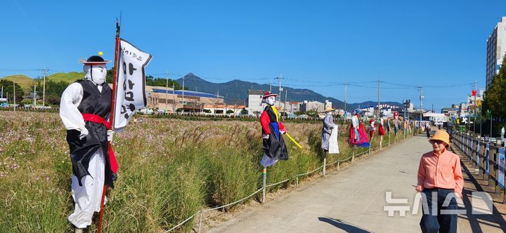 [고성(경남)=뉴시스] 신정철 기자= 경남 고성군은 군의 대표축제인 제47회 소가야문화제를 “세계유산도시, 해상왕국 소가야 고성”이라는 주제로 오는 10월 3일부터 5일까지 3일간 고성 송학동 고분군 및 고성박물관 등에서 개최된다고 26일 밝혔다.사진은 지난해 소가야문화제 기간동안의 허수아비 전시 모습.(사진=뉴시스DB).2024.09.26. sin@newsis.com