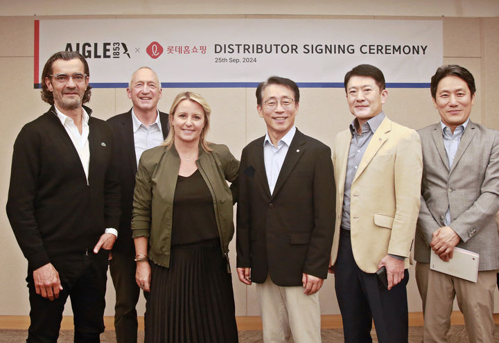 [서울=뉴시스] (왼쪽부터) 티에리 기베르(Thierry Guibert) MF브랜즈그룹 대표, 디디에르 모우(Didier Maus) MF브랜즈그룹 회장, 발레이 다시에르(Valerie Dassier) 에이글 대표, 김재겸 롯데홈쇼핑 대표, 강재준 채널본부장, 윤지환 상품개발부문장 (사진=롯데홈쇼핑 제공) *재판매 및 DB 금지