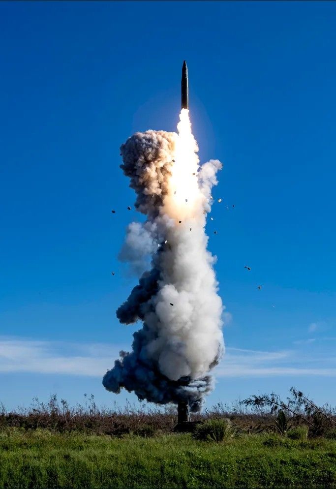 [서울=뉴시스]중국군이 25일 태평양 해역으로 대륙간탄도미사일(ICBM)을 발사하고, 해당 ICBM 사진을 공개했다. 미사일이 발사되는 모습. <사진출처: 중국군 웨이보> 2024.09.26 