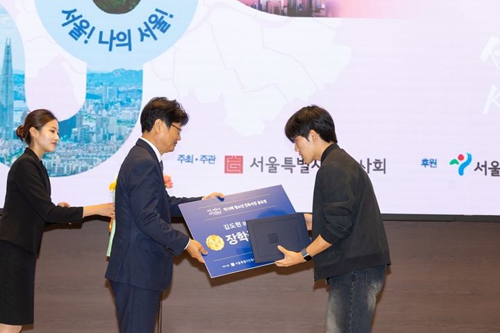 [서울=뉴시스] 서울특별시건축사회는 '2024 서울, 건축산책 공모전' 47개 입상작을 선정, 지난 24일 건축사회관 1층 대강당에서 시상식을 열었다고 26일 밝혔다. (사진=서울시건축사회 제공) 2024.09.26. photo@newsis.com *재판매 및 DB 금지