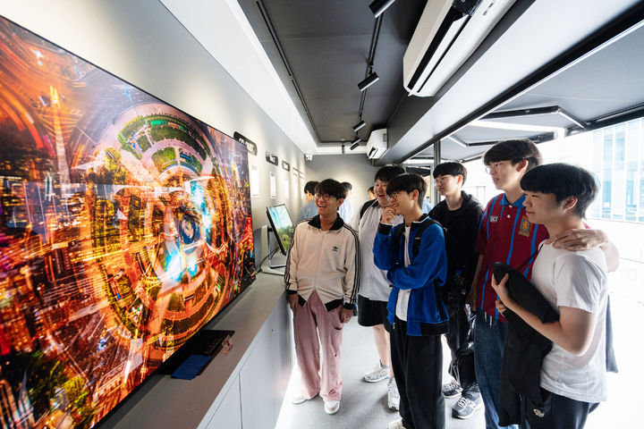 [서울=뉴시스]삼성디스플레이가 26일 경기과학고등학교에서 진행한 '우리의 꿈을 그리다, DBD(Display Beyond Dreams)' 행사에서 학생들이 '로드쇼 차량'에 전시된 삼성디스플레이의 77형 QD-OLED TV를 관람하고 있다. (사진=삼성디스플레이 제공) photo@newsis.com *재판매 및 DB 금지