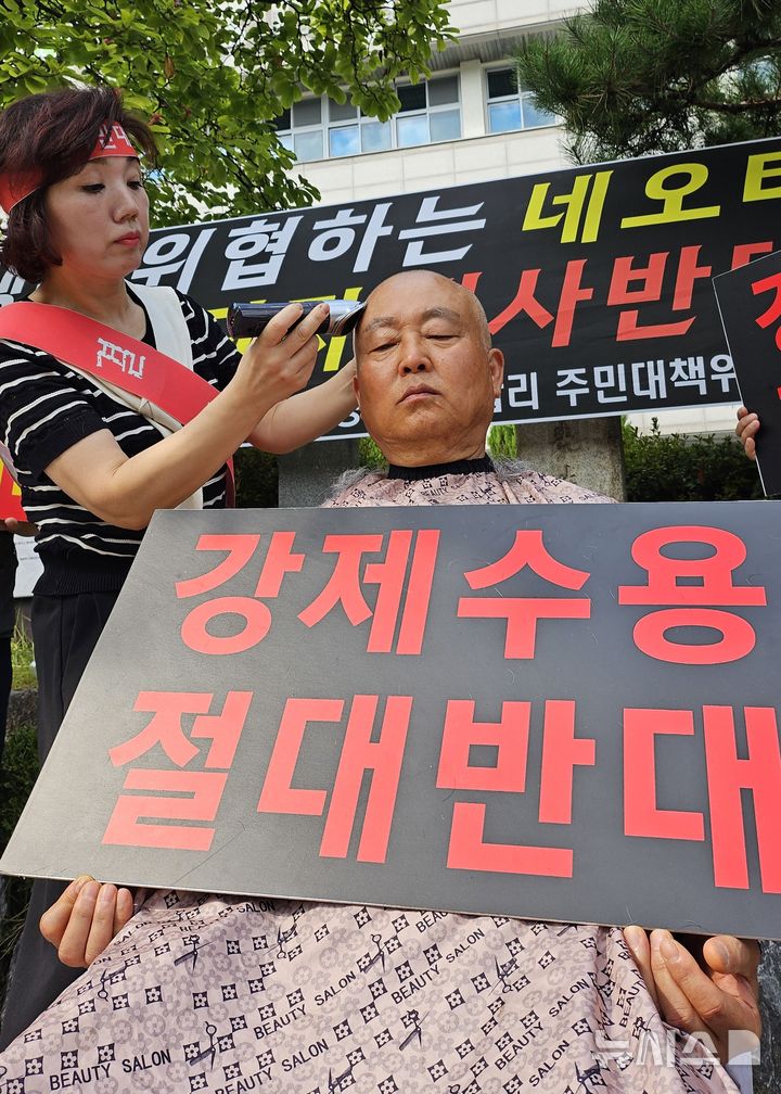 [청주=뉴시스] 임선우 기자= 오현광 오창네오테크밸리산업단지 반대주민대책위원장이 26일 충북 청주시 북문로 시청사 앞에서 삭발을 하고 있다. 2024.09.26. imgiza@newsis.com