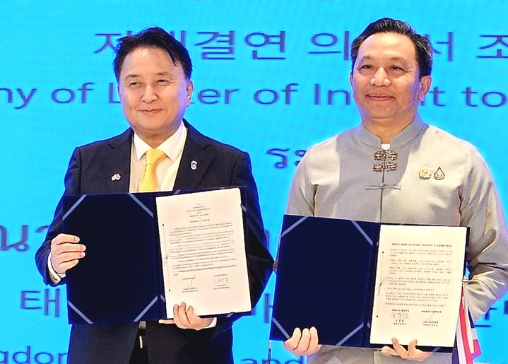 우호교류협정하는 김영환 충북지사와 니랏 퐁싯티타원 치앙마이 주지사.