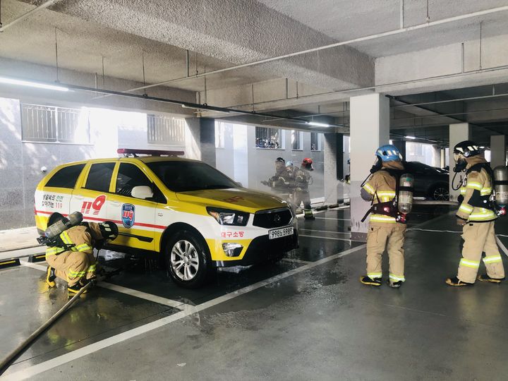 [대구=뉴시스] 대구강서소방서는 달성군 세천 북죽곡현대엠코타운 아파트 관계인과 합동소방훈련을 했다. (사진=대구 강서소방서 제공) 2024.09.26. photo@newsis.com  *재판매 및 DB 금지