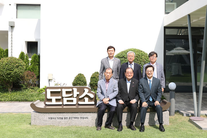 [수원=뉴시스] 26일 옛 도지사 공관인 도담소에서 김동연 경기도지사와 이종찬 광복회장, 김삼웅(제7대), 한시준(제12대) 전 독립기념관장 등이 기념 촬영을 하고 있다. (사진=경기도 제공) *재판매 및 DB 금지