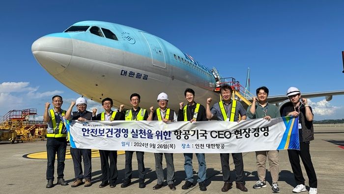 [서울=뉴시스] 이상훈 한국방송통신전파진흥원(KCA) 원장이 인천공항 항공기 무선국 검사 현장 점검을 실시했다. (사진=KCA 제공) *재판매 및 DB 금지