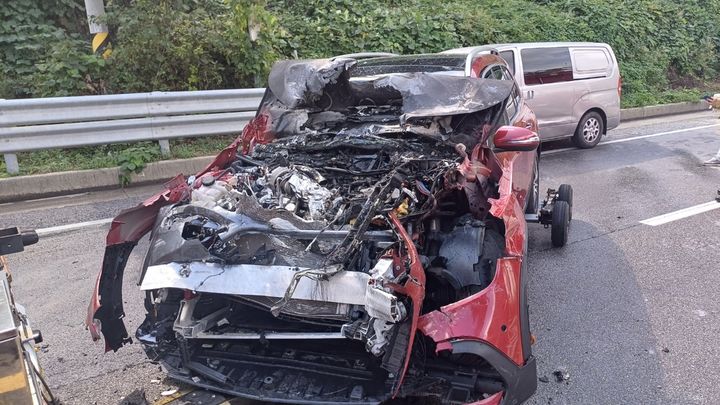 [서산=뉴시스] 26일 오후 1시16분께 충남 서산시 해미면 대곡리 해미터널 주변 왕복 4차로에서 SUV와 승용차가 부딪치는 사고가 나 SUV 차량이 심하게 부서졌다. (사진=서산소방서 제공) 2024.09.26 *재판매 및 DB 금지