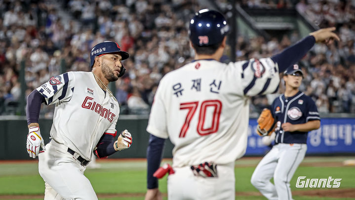 [서울=뉴시스] 프로야구 롯데 자이언츠 빅터 레이예스가 26일 사직구장에서 열린 2024 신한쏠 KBO리그 두산 베어스와의 경기에서 안타를 치고 출루하고 있다. (사진=롯데 자이언츠 제공) 2024.09.26. *재판매 및 DB 금지