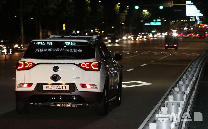 [서울=뉴시스] 김진아 기자 = 25일 저녁 서울 강남구 일대에서 국내 첫 심야 자율주행택시가 시범운행되고 있다.2024.09.26. photo@newsis.com