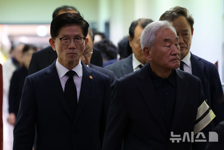 [서울=뉴시스] 김근수 기자 = 김문수(왼쪽) 고용노동부 장관과 이재오 민주화운동기념사업회 이사장이 26일 오전 서울 종로구 서울대병원 장례식장에서 재야 정치인 고(故) 장기표 신문명 정책연구원장 발인식에서 이동하고 있다. 2024.09.26. ks@newsis.com