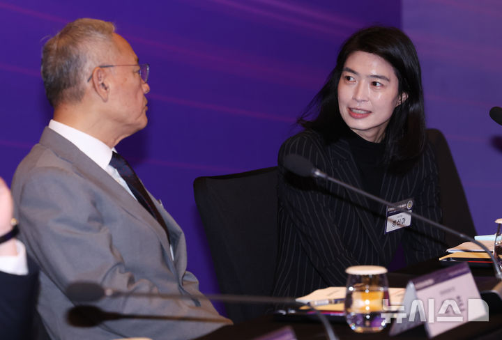 [서울=뉴시스] 조수정 기자 = 유인촌 문화체육관광부 장관과 정신아 카카오대표가 26일 서울 종로구 포시즌스호텔에서 열린 국가인공지능위원회 출범식 및 1차회의에서 대화를 나누고 있다. 2024.09.26. chocrystal@newsis.com