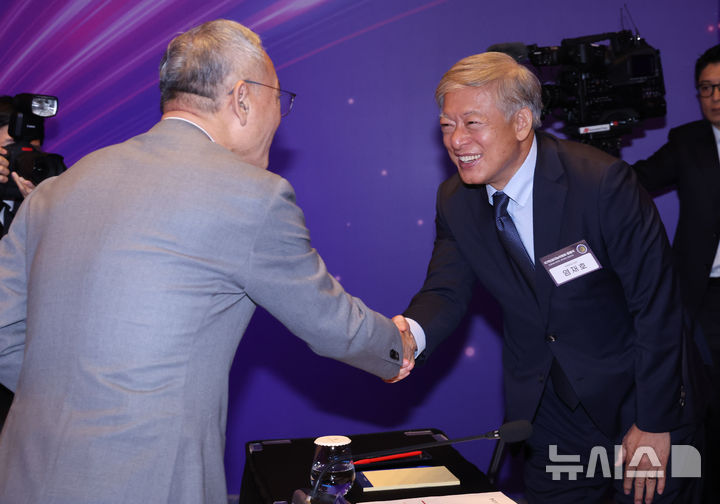 [서울=뉴시스] 조수정 기자 = 유인촌 문화체육관광부 장관과 염재호 태재대학교 총장이 26일 서울 종로구 포시즌스호텔에서 열린 국가인공지능위원회 출범식 및 1차회의에서 악수하고 있다. 2024.09.26. chocrystal@newsis.com