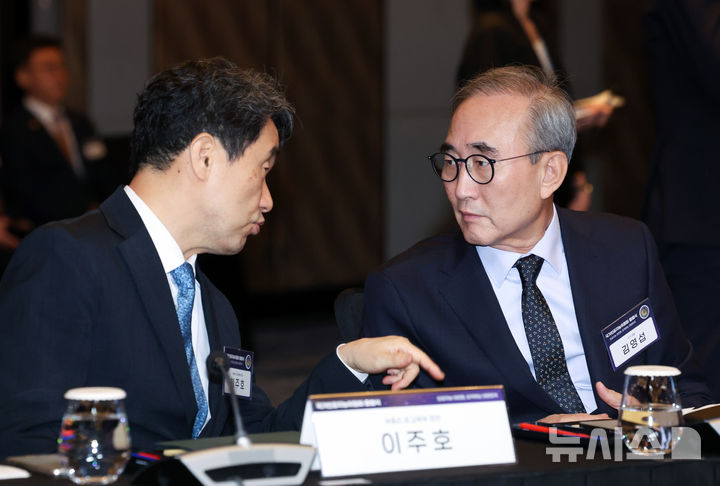 [서울=뉴시스] 조수정 기자 = 이주호 사회부총리 겸 교육부 장관과 김영섭 KT대표가 26일 서울 종로구 포시즌스호텔에서 열린 국가인공지능위원회 출범식 및 1차회의에서 대화를 나누고 있다. 2024.09.26. chocrystal@newsis.com