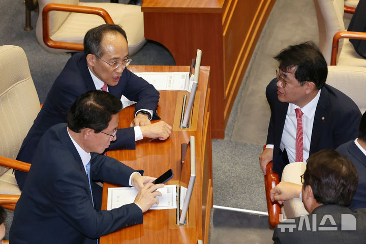 [서울=뉴시스] 조성우 기자 = 추경호(왼쪽 위) 국민의힘 원내대표가 26일 오후 서울 여의도 국회에서 열린 제418회국회(정기회) 제9차 본회의에서  김상훈(왼쪽 아래) 정책위의장, 배준영 원내수석부대표와 대화하고 있다. 2024.09.26. xconfind@newsis.com