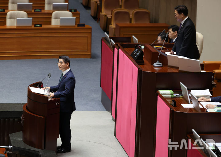 [서울=뉴시스] 조성우 기자 = 우원식 국회의장이 26일 오후 서울 여의도 국회에서 열린 제418회국회(정기회) 제9차 본회의에서 김용현 국방부 장관의 인사말이 길어지자 짧게 정리해달라고 요청하고 있다. 2024.09.26. xconfind@newsis.com