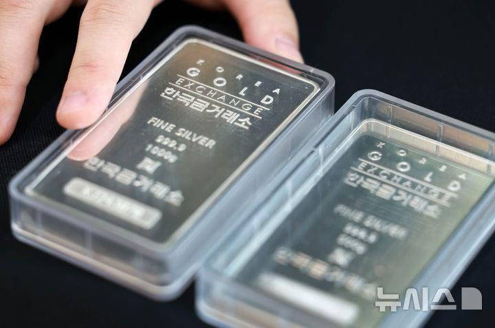 [서울=뉴시스] 19일(현지 시간) 월스트리트저널에 따르면 은 선물 가격은 전날 36.866달러에 마감해 6월 들어서만 12% 상승했다. 금 가격은 올해 들어 29% 상승, 6월에만 3.1% 올라 온스당 3389.80달러에 거래됐다. 사진은 서울 종로구 한국금거래소에서 관계자가 실버바를 살펴보고 있다. 2025.06.20.