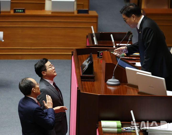 [서울=뉴시스] 조성우 기자 = 우원식 국회의장이 26일 오후 서울 여의도 국회에서 열린 제418회국회(정기회) 제9차 본회의에서 한석훈 국가인권위원회 위원 선출안이 부결된 뒤 여당의 항의가 이어지자 추경호 국민의힘 원내대표와 박찬대 더불어민주당 원내대표를 불러 논의하고 있다. 2024.09.26. xconfind@newsis.com