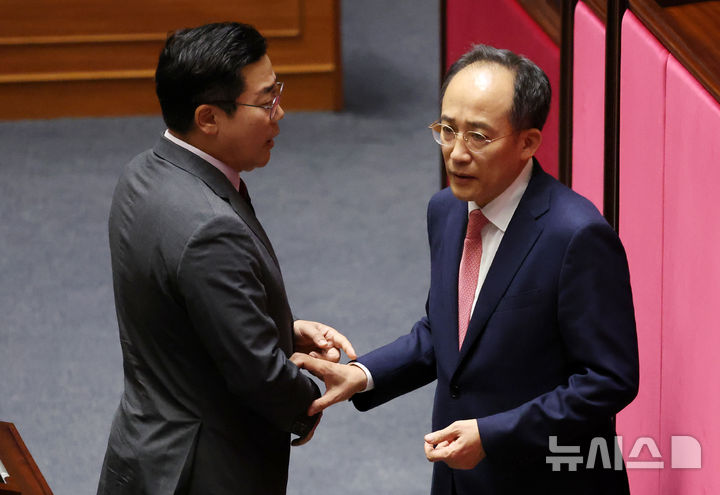 [서울=뉴시스] 조성우 기자 = 추경호(오른쪽) 국민의힘 원내대표와 박찬대 더불어민주당 원내대표가 26일 오후 서울 여의도 국회에서 열린 제418회국회(정기회) 제9차 본회의에서 한석훈 국가인권위원회 위원 선출안이 부결되자 논의하고 있다. 2024.09.26. xconfind@newsis.com