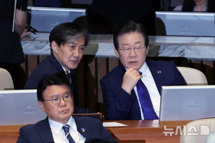 [서울=뉴시스] 조성우 기자 = 이재명 대통령과 조국 조국혁신당 혁신정책연구원장이 2024년 당시 국회에서 대화 나누는 모습. 2024.09.26. xconfind@newsis.com