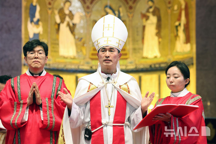 [서울=뉴시스] 박진희 기자 = 대한성공회 서울교구 제7대 교구장으로 선출된 김장환(가운데) 엘리야 주교 성품식·승좌식이 26일 서울 중구 성공회 서울교구 성당에서 열리고 있다. 2024.09.26. pak7130@newsis.com