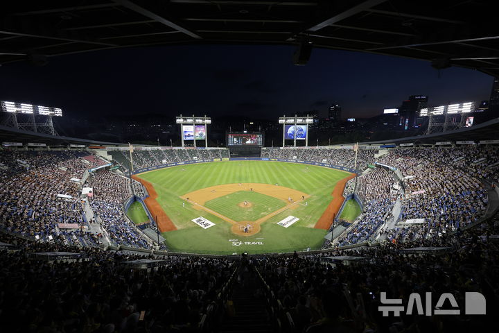 [서울=뉴시스] 정병혁 기자 = LG 트윈스가 역대 한 시즌 최다 관중 신기록을 달성한 26일 서울 송파구 잠실야구장에서 열린 2024 KBO리그 키움 히어로즈 대 LG 트윈스의 경기를 찾은 관중들이 응원을 하고 있다. 2024.09.26. jhope@newsis.com