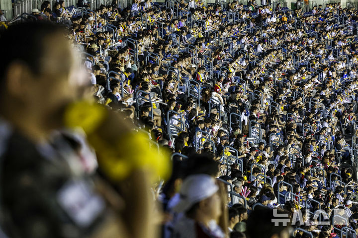 [서울=뉴시스] 정병혁 기자 = 26일 서울 송파구 잠실야구장에서 열린 2024 KBO리그 키움 히어로즈 대 LG 트윈스의 경기를 찾은 관중들이 응원을 하고 있다. 2024.09.26. jhope@newsis.com