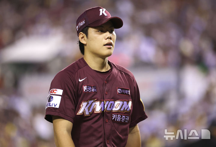 [서울=뉴시스] 정병혁 기자 = 지난해 9월26일 서울 송파구 잠실야구장에서 열린 2024 KBO리그 키움 히어로즈 대 LG 트윈스의 경기, 키움 선발 김윤하가 5회말에 1점을 내준 뒤 이닝을 마치고 덕아웃을 향하고 있다. 2024.09.26. jhope@newsis.com