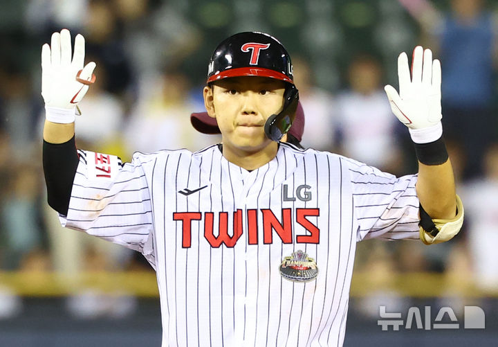 [서울=뉴시스] 황준선 기자 = 26일 서울 송파구 잠실야구장에서 열린 2024 KBO리그 키움 히어로즈와 LG 트윈스의 경기, 7회 말 1사 3루 상황 1타점 2루타를 친 LG 이주헌이 세리머니 하고 있다. 2024.09.26. hwang@newsis.com