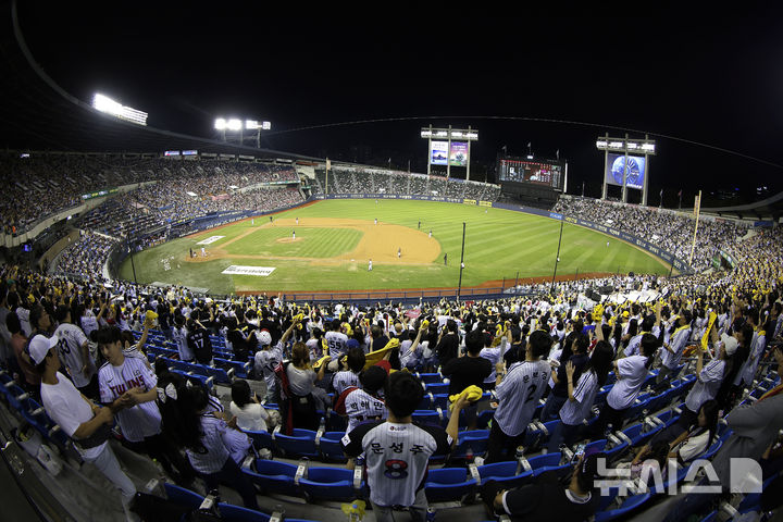 [서울=뉴시스] 정병혁 기자 = 지난해 9월26일 서울 송파구 잠실야구장에서 열린 2024 KBO리그 키움 히어로즈 대 LG 트윈스의 경기에서 관중들이 응원을 하고 있다. 이날 LG는 24시즌 KBO리그 홈경기 총 관중수 139만7499명으로 KBO역대 한 시즌 구단 최다관중 신기록을 달성했다. 2024.09.26. jhope@newsis.com