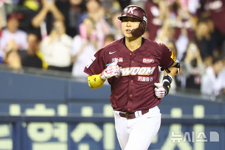 [서울=뉴시스] 황준선 기자 = 26일 서울 송파구 잠실야구장에서 열린 2024 KBO리그 키움 히어로즈와 LG 트윈스의 경기, 8회 초 2사 2루 상황 키움 장재영이 투런홈런을 친 뒤 그라운드를 돌고 있다. 2024.09.26. hwang@newsis.com