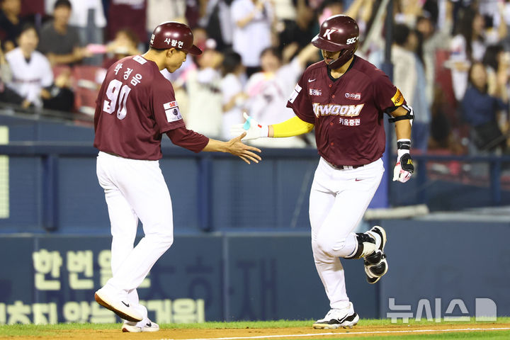 [서울=뉴시스] 황준선 기자 = 26일 서울 송파구 잠실야구장에서 열린 2024 KBO리그 키움 히어로즈와 LG 트윈스의 경기, 8회 초 2사 2루 상황 키움 장재영이 투런홈런을 친 뒤 박정음 코치와 하이파이브 하고 있다. 2024.09.26. hwang@newsis.com