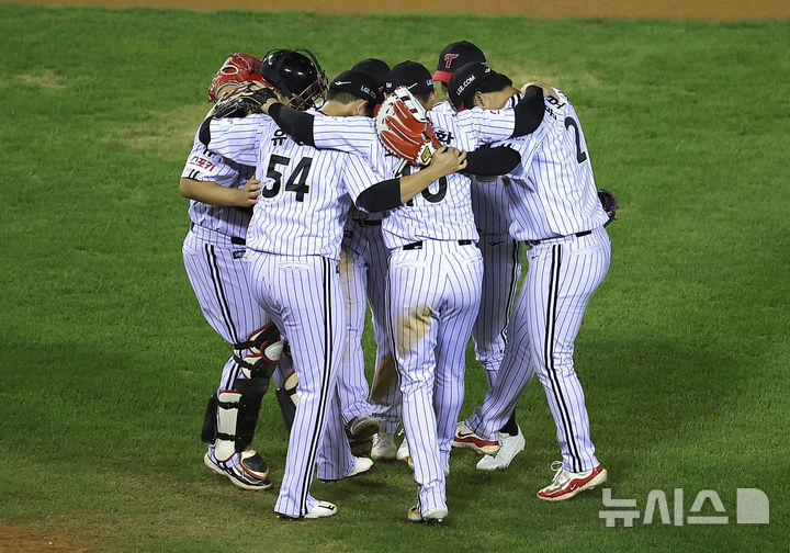 [서울=뉴시스] 정병혁 기자 = 26일 서울 송파구 잠실야구장에서 열린 2024 KBO리그 키움 히어로즈 대 LG 트윈스의 경기, 6-3으로 승리한 LG선수들이 기뻐하고 있다. 2024.09.26. jhope@newsis.com