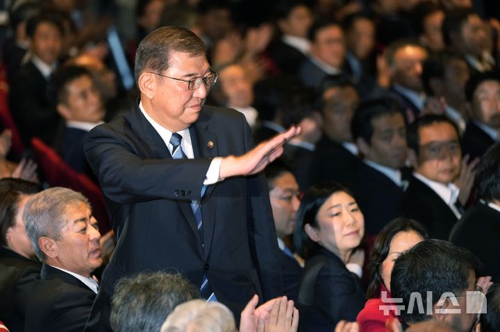 [도쿄=AP/뉴시스]27일 일본 도쿄 집권 자민당 당사에서 열린 총재 선거에서 이시바 시게루 전 간사장이 당선돼 손을 흔들고 있다. 그는 내달 1일 임시국회 총리 지명 선거를 거쳐 총리 자리에 오르게 된다. 2024.09.28.