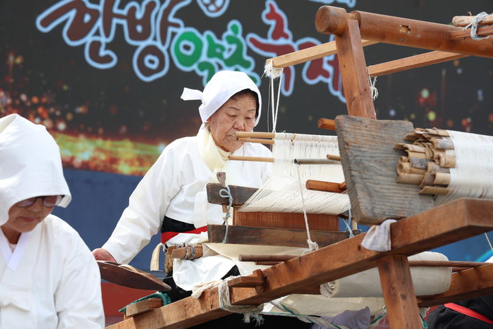 [산청=뉴시스] 산청군청 제23회 산청한방약초축제 전통무명베짜기 *재판매 및 DB 금지 *재판매 및 DB 금지