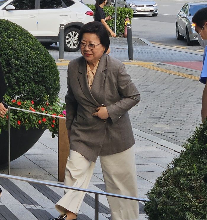 [서울=뉴시스] 송영숙 한미약품그룹 회장이 27일 오전 임시이사회에 참석하는 모습. 2024.09.27. photo@newsis.com *재판매 및 DB 금지