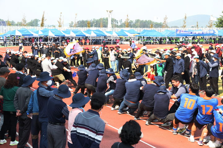 [태안=뉴시스] 지난 2022년 태안종합운동장에서 열린 제15회 태안군민체육대회에 참가한 군민들이 줄다리기를 하고 있다. (사진=태안군 제공) 2024.09.27. *재판매 및 DB 금지