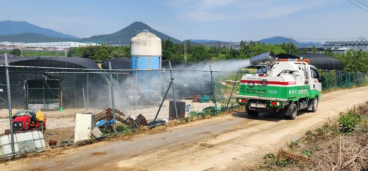 경남 철새도래지 주변 가금농장 연무 소독.(사진=경남도 제공) *재판매 및 DB 금지