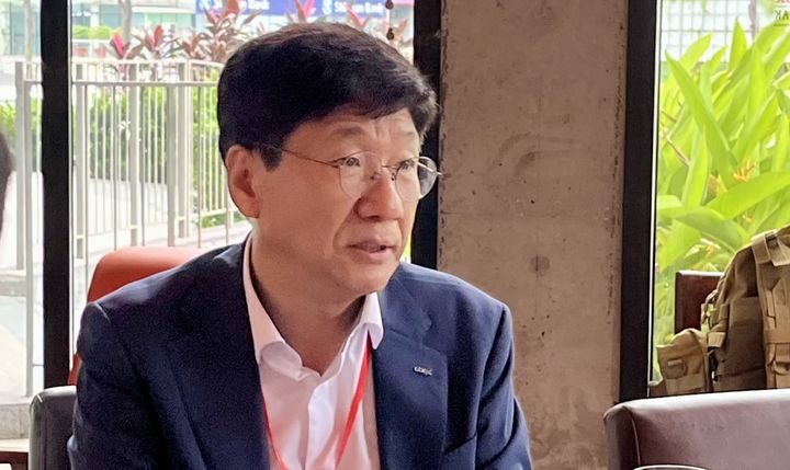 [호찌민=뉴시스] 이동기 코엑스 대표이사 사장이 지난 26일 베트남 남부 빈증성에 있는 빈증무역센터전시장(WTC 엑스포) 인근 식당에서 기자들과 만나 베트남 마이스(MICE) 시장 투자 확대 방안 등에 관해 이야기를 하고 있다. 2024.09.27 photo@newsis.com *재판매 및 DB 금지