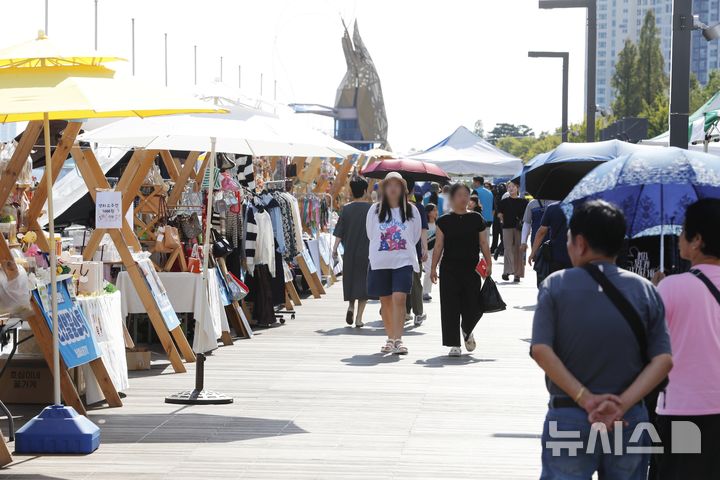 [인천=뉴시스] 김동영 기자 = 제24회 소래포구축제가 열린 27일 오후 인천 남동구 소래포구 해오름광장에서 시민들의 축제를 즐기고 있다. 올해 소래포구축제는 이날부터 29일까지 사흘간 개최된다. 2024.09.27. dy0121@newsis.com