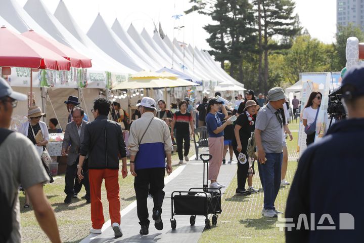 경찰, 소래포구축제 만찬비 대납 혐의 공무원 2명 송치