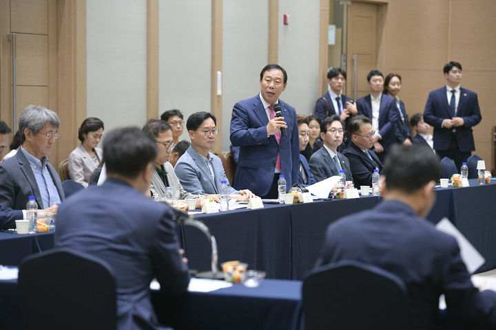 [세종=뉴시스] 27일 오후 세종컨벤션센터에 열린 '국회세종의사당 건립과 국가균형발전을 위한 간담회'에서 최민호 세종시장이 발언을 하고 있다.(사진=세종시 제공) 2024.09.27. photo@newsis.com *재판매 및 DB 금지