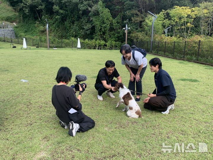 [세종=뉴시스]농림축산식품부는 은퇴한 국가 봉사동물의 가정 입양을 장려하기 위한 입양 여행를 진행했다. 이번 행사는 한국관광공사와 협업해 열렸다. 행사에선 농림축산검역본부에서 탐지견으로 활동했던 은퇴견 5마리를 대상으로 입양을 희망하는 가족을 모집했고 선정된 가족은 27일 춘천 강아지숲으로 여행을 떠나 하루를 함께 보냈다.(사진=농식품부 제공)